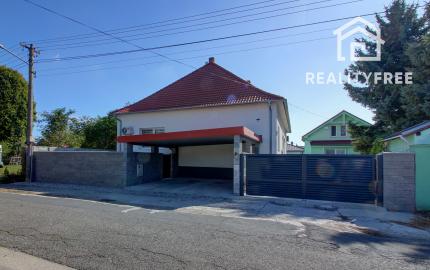 Priestranný 5-izbový RD s na 802 m² pozemku v pokojnej obci Macov