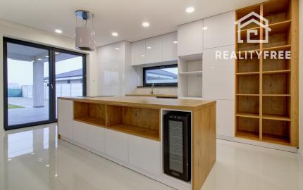 REZERVOVANÉ Na predaj 4-izbový presvetlený rodinný dom na 882 m² pozemku v Zlatých Klasoch