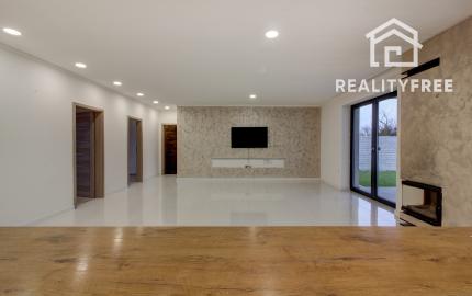 REZERVOVANÉ Na predaj 4-izbový presvetlený rodinný dom na 882 m² pozemku v Zlatých Klasoch