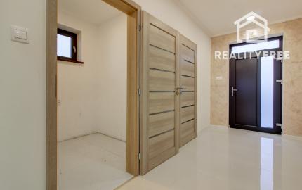 REZERVOVANÉ Na predaj 4-izbový presvetlený rodinný dom na 882 m² pozemku v Zlatých Klasoch