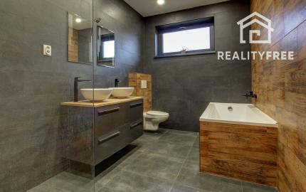 REZERVOVANÉ Na predaj 4-izbový presvetlený rodinný dom na 882 m² pozemku v Zlatých Klasoch