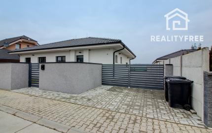 REZERVOVANÉ Na predaj 4-izbový presvetlený rodinný dom na 882 m² pozemku v Zlatých Klasoch