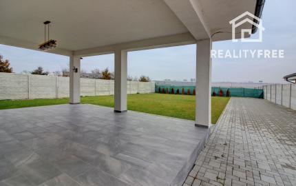 REZERVOVANÉ Na predaj 4-izbový presvetlený rodinný dom na 882 m² pozemku v Zlatých Klasoch