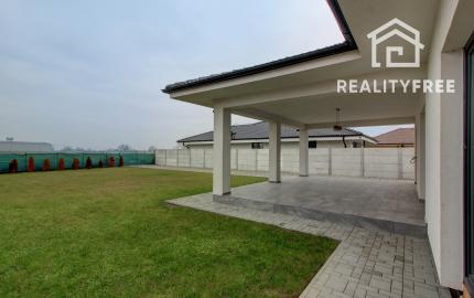 REZERVOVANÉ Na predaj 4-izbový presvetlený rodinný dom na 882 m² pozemku v Zlatých Klasoch