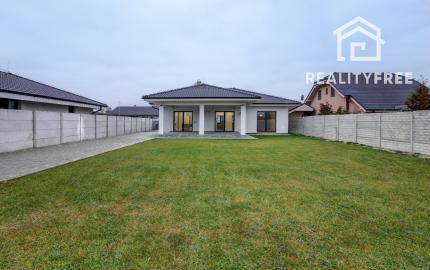 REZERVOVANÉ Na predaj 4-izbový presvetlený rodinný dom na 882 m² pozemku v Zlatých Klasoch