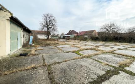 Na predaj rodinný dom na 2174 m² pozemku v obci Nový Život