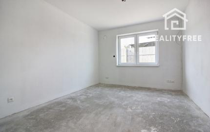 REZERVOVANÝ- Na predaj skolaudovaný 4i RD s pozemkom 596 m² v Malej Pake. BONUS realizácia štandardu v cene!