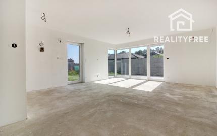 REZERVOVANÝ- Na predaj skolaudovaný 4i RD s pozemkom 596 m² v Malej Pake. BONUS realizácia štandardu v cene!