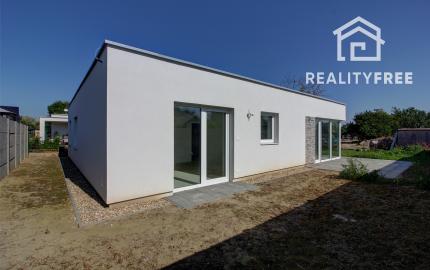 REZERVOVANÝ- Na predaj skolaudovaný 4i RD s pozemkom 596 m² v Malej Pake. BONUS realizácia štandardu v cene!