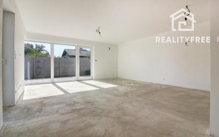 REZERVOVANÝ- Na predaj skolaudovaný 4i RD s pozemkom 596 m² v Malej Pake. BONUS realizácia štandardu v cene!