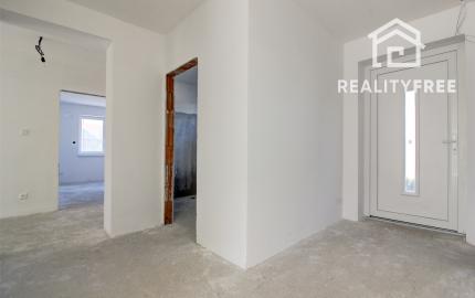 REZERVOVANÝ- Na predaj skolaudovaný 4i RD s pozemkom 596 m² v Malej Pake. BONUS realizácia štandardu v cene!