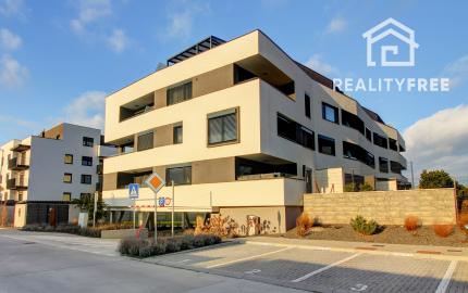 Na prenájom: 2-i byt s terasou, loggiou, bazénom a parkovaním v Rovinke