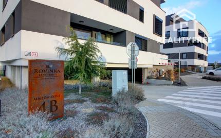 Na prenájom: 2-i byt s terasou, loggiou, bazénom a parkovaním v Rovinke