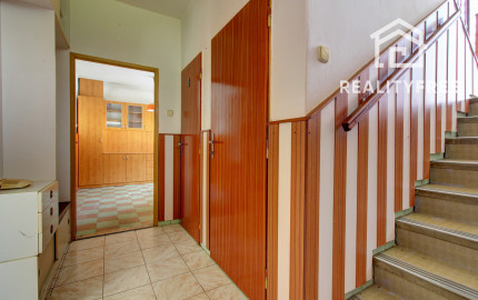 Na predaj: 4 izbový rodinný dom na pozemku 481 m², obec Dobrohošť