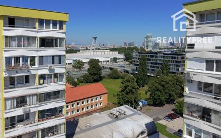 Na predaj dvojgarsónka De Luxe so zasklenou loggiou  – Pečnianska ulica, Petržalka