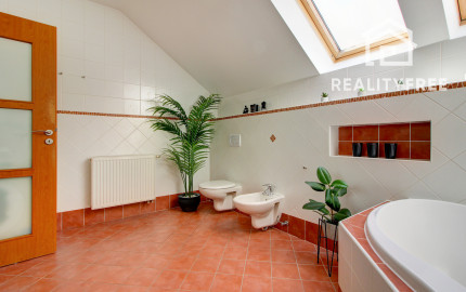 Na predaj - 5i RD s UP 214m², pozemok 625m² Hamuliakovo