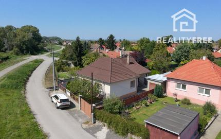 Na predaj: 3,5 izbový rodinný dom s prístavbou a garážou na pozemku o rozlohe 761 m², obec Dobrohošť