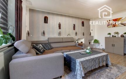 Na predaj 3 izbový byt, kompletne zrekonštruovaný, samostatný, s garážou,  s 2 pivnicami a predzáhradkou