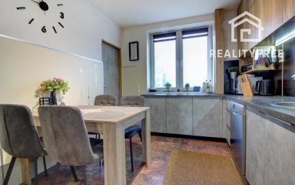 Na predaj 3 izbový byt, kompletne zrekonštruovaný, samostatný, s garážou,  s 2 pivnicami a predzáhradkou