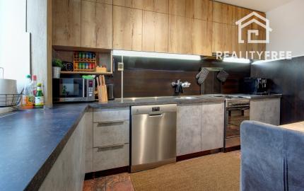 Na predaj 3 izbový byt, kompletne zrekonštruovaný, samostatný, s garážou,  s 2 pivnicami a predzáhradkou