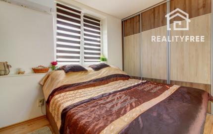 Na predaj 3 izbový byt, kompletne zrekonštruovaný, samostatný, s garážou,  s 2 pivnicami a predzáhradkou