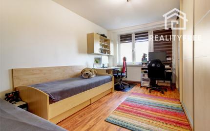 Na predaj 3 izbový byt, kompletne zrekonštruovaný, samostatný, s garážou,  s 2 pivnicami a predzáhradkou