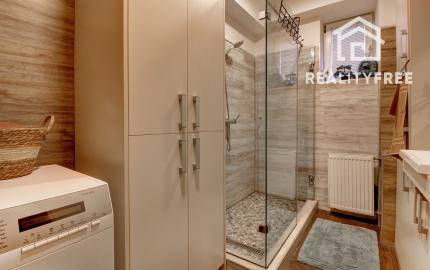 Na predaj 3 izbový byt, kompletne zrekonštruovaný, samostatný, s garážou,  s 2 pivnicami a predzáhradkou