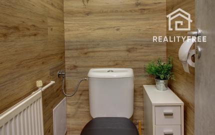 Na predaj 3 izbový byt, kompletne zrekonštruovaný, samostatný, s garážou,  s 2 pivnicami a predzáhradkou