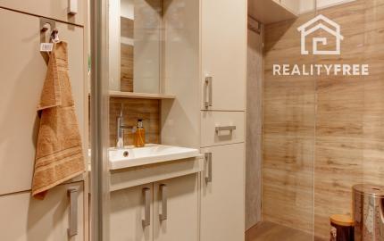 Na predaj 3 izbový byt, kompletne zrekonštruovaný, samostatný, s garážou,  s 2 pivnicami a predzáhradkou