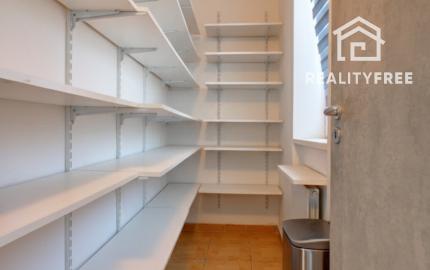 Na predaj 3 izbový byt, kompletne zrekonštruovaný, samostatný, s garážou,  s 2 pivnicami a predzáhradkou