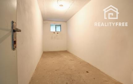 Na predaj 3 izbový byt, kompletne zrekonštruovaný, samostatný, s garážou,  s 2 pivnicami a predzáhradkou