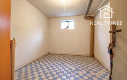 Na predaj 3 izbový byt, kompletne zrekonštruovaný, samostatný, s garážou,  s 2 pivnicami a predzáhradkou