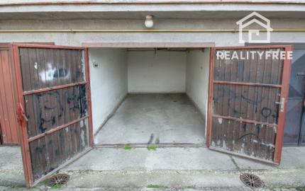 Na predaj 3 izbový byt, kompletne zrekonštruovaný, samostatný, s garážou,  s 2 pivnicami a predzáhradkou