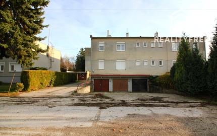 Na predaj 3 izbový byt, kompletne zrekonštruovaný, samostatný, s garážou,  s 2 pivnicami a predzáhradkou