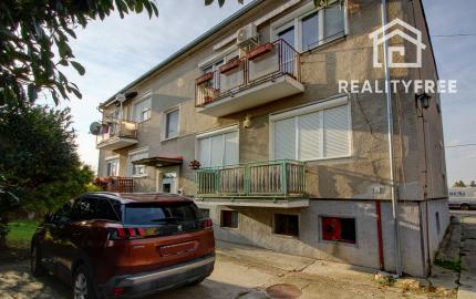 Na predaj 3 izbový byt, kompletne zrekonštruovaný, samostatný, s garážou,  s 2 pivnicami a predzáhradkou