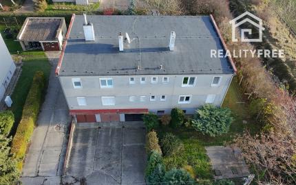 Na predaj 3 izbový byt, kompletne zrekonštruovaný, samostatný, s garážou,  s 2 pivnicami a predzáhradkou