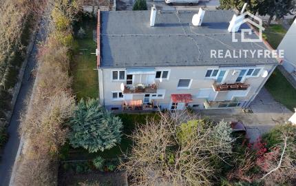 Na predaj 3 izbový byt, kompletne zrekonštruovaný, samostatný, s garážou,  s 2 pivnicami a predzáhradkou