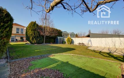 Na predaj priestranný 164 m² 4-i. RD s garážou Rovinka – Jasná ul.