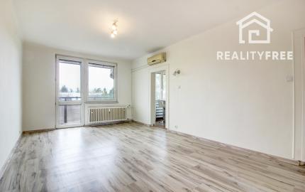 Na predaj 3 izbový, zrekonštruovaný byt v Komárne, ulica Damjanichova