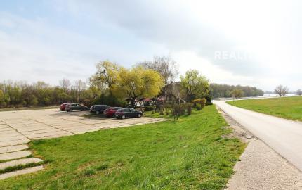 Na predaj 3 izbový, zrekonštruovaný byt v Komárne, ulica Damjanichova