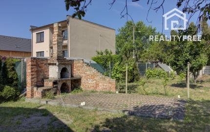 Na predaj tradičný rodinný dom s garážou, krásnym dvorom a obrovským potenciálom v Nesvadoch