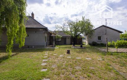 Na predaj tradičný rodinný dom s garážou, krásnym dvorom a obrovským potenciálom v Nesvadoch