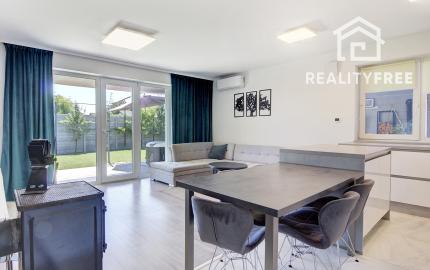 NA PREDAJ: Nádherný, kompletne zariadený 4-izbový bungalov so smart záhradou a wellness zónou – Malá Paka