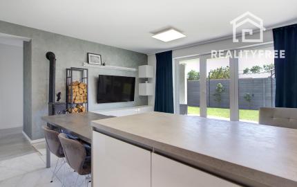 NA PREDAJ: Nádherný, kompletne zariadený 4-izbový bungalov so smart záhradou a wellness zónou – Malá Paka