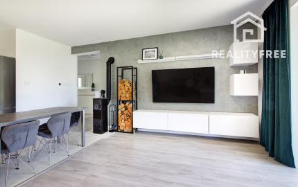NA PREDAJ: Nádherný, kompletne zariadený 4-izbový bungalov so smart záhradou a wellness zónou – Malá Paka