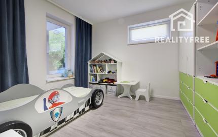 NA PREDAJ: Nádherný, kompletne zariadený 4-izbový bungalov so smart záhradou a wellness zónou – Malá Paka