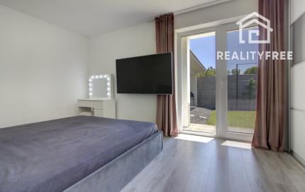 NA PREDAJ: Nádherný, kompletne zariadený 4-izbový bungalov so smart záhradou a wellness zónou – Malá Paka