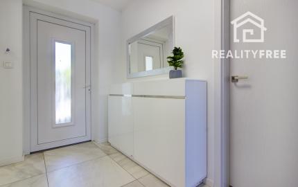 NA PREDAJ: Nádherný, kompletne zariadený 4-izbový bungalov so smart záhradou a wellness zónou – Malá Paka