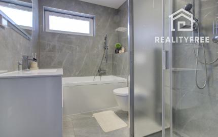 NA PREDAJ: Nádherný, kompletne zariadený 4-izbový bungalov so smart záhradou a wellness zónou – Malá Paka