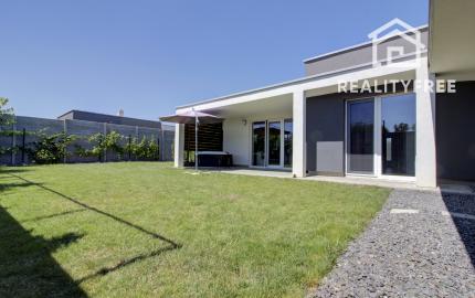 NA PREDAJ: Nádherný, kompletne zariadený 4-izbový bungalov so smart záhradou a wellness zónou – Malá Paka
